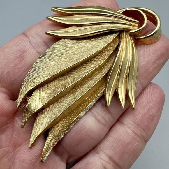 Elegant Gold Leaf Pendant - Picture 2 of 4
